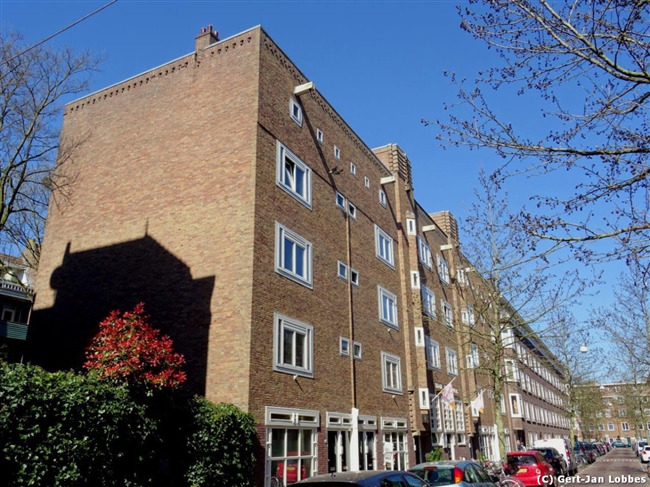 Het woongebouw en wijkgebouw in de Polanenstraat.
              <br/>
              Gert-Jan Lobbes, 2020-04-01